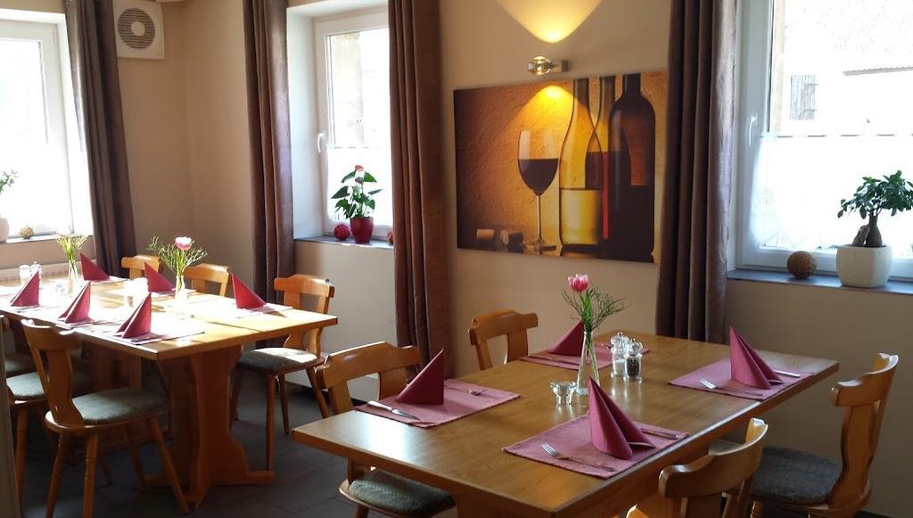 Gasthof Landhotel Gruner Baum Cadolzburg Buitenkant foto