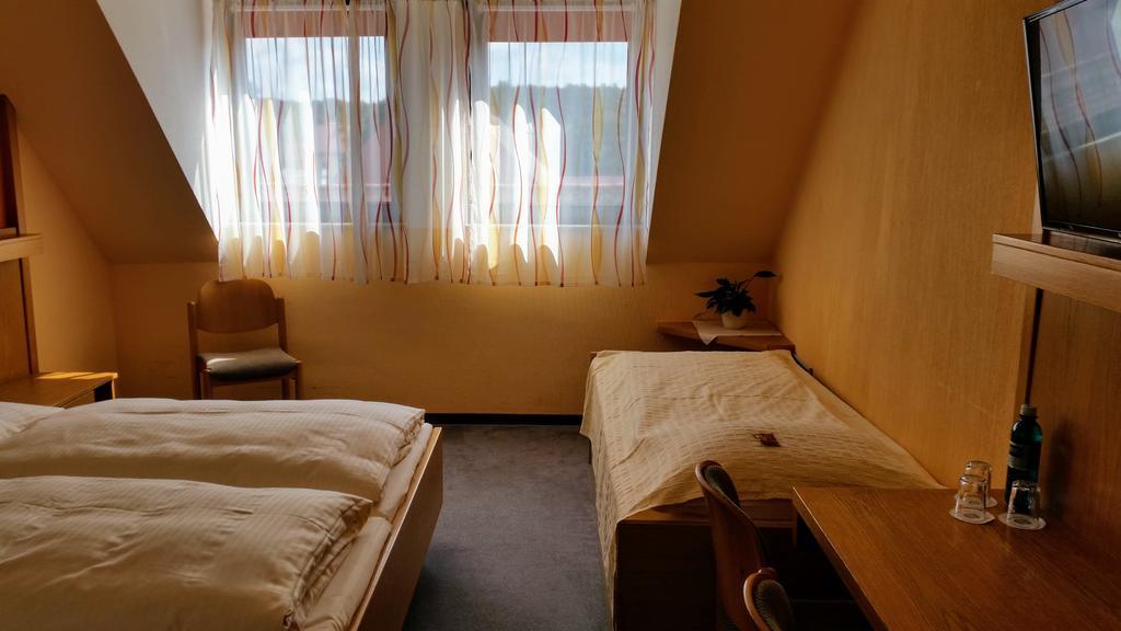 Gasthof Landhotel Gruner Baum Cadolzburg Buitenkant foto
