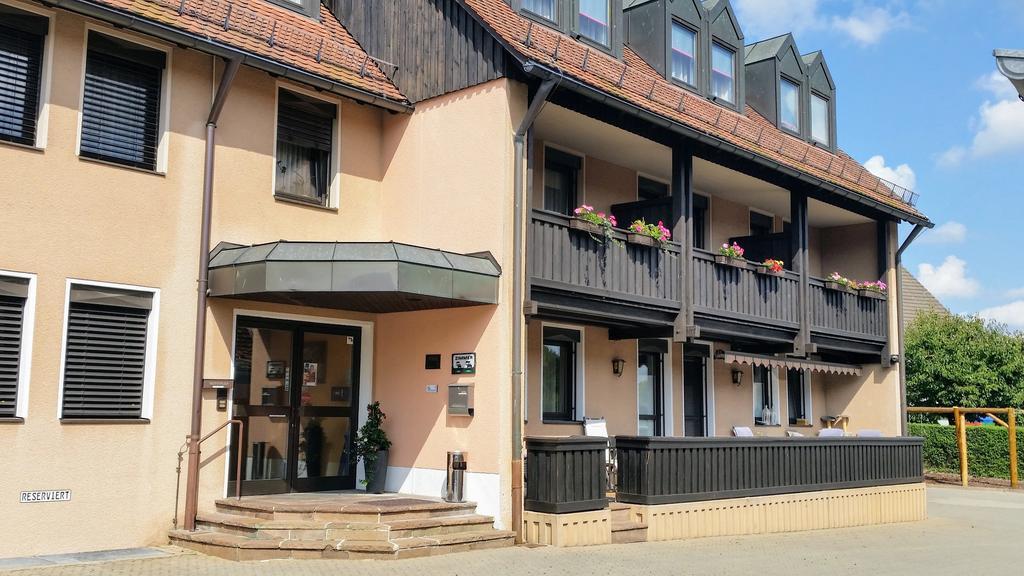 Gasthof Landhotel Gruner Baum Cadolzburg Buitenkant foto