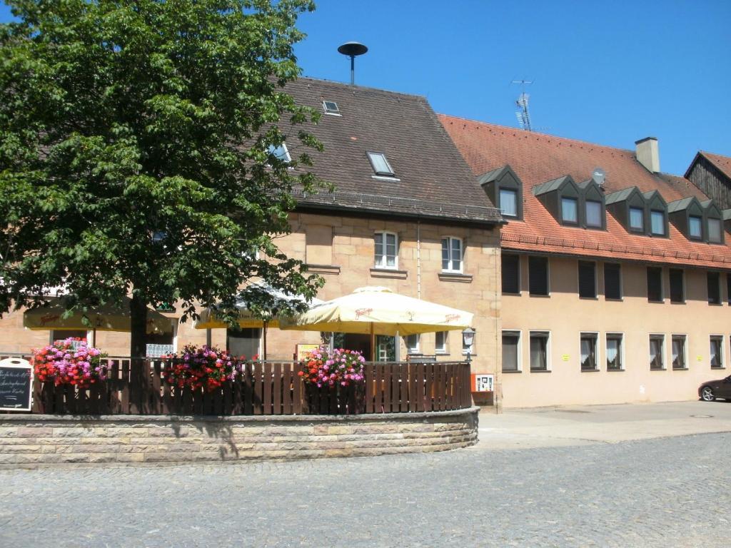 Gasthof Landhotel Gruner Baum Cadolzburg Buitenkant foto