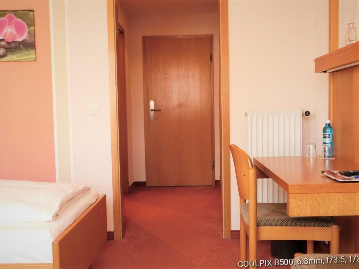 Gasthof Landhotel Gruner Baum Cadolzburg Buitenkant foto