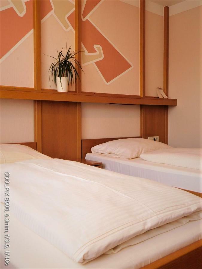 Gasthof Landhotel Gruner Baum Cadolzburg Buitenkant foto