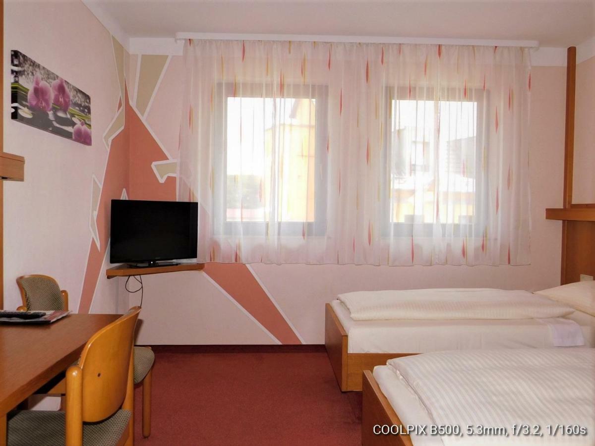 Gasthof Landhotel Gruner Baum Cadolzburg Buitenkant foto