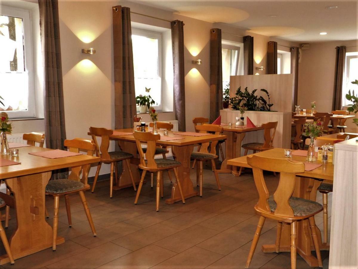 Gasthof Landhotel Gruner Baum Cadolzburg Buitenkant foto