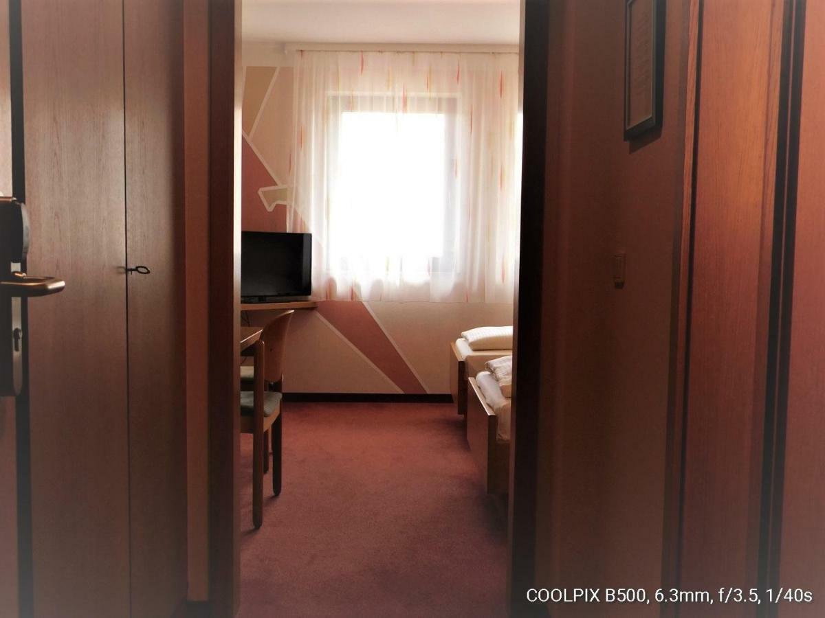 Gasthof Landhotel Gruner Baum Cadolzburg Buitenkant foto