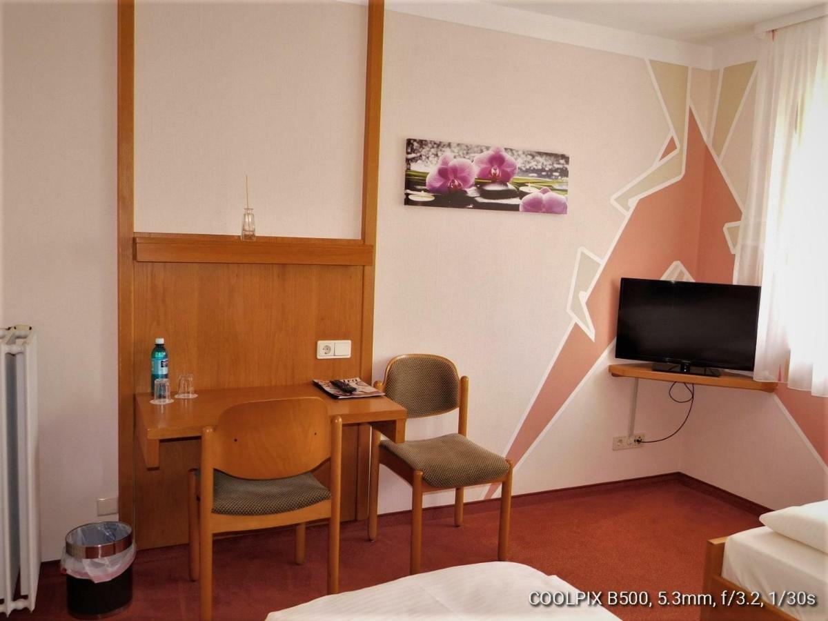 Gasthof Landhotel Gruner Baum Cadolzburg Buitenkant foto